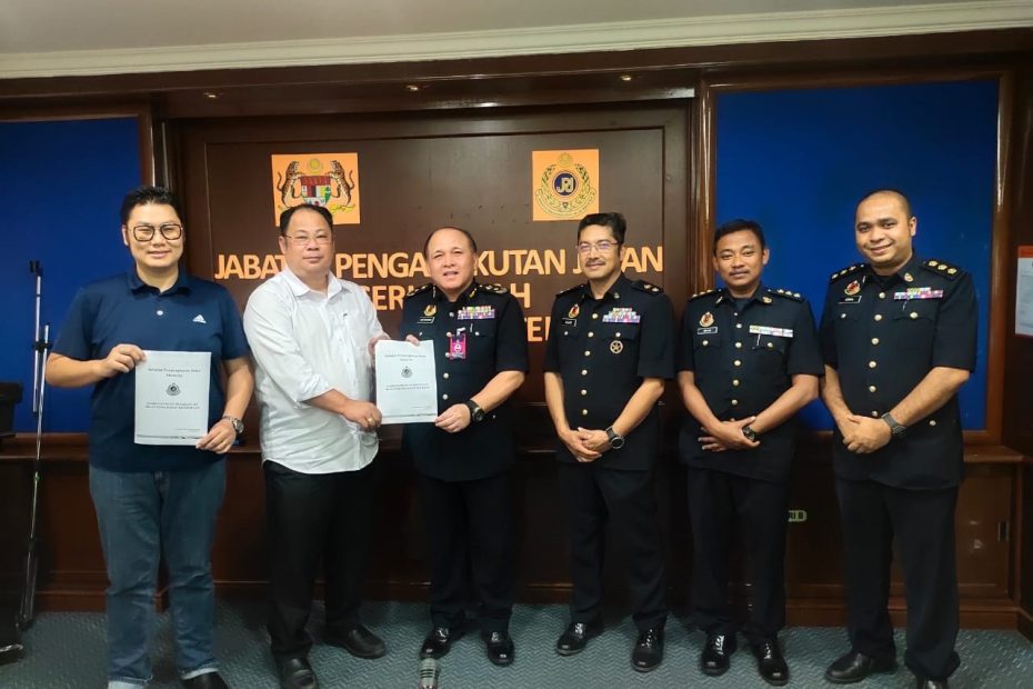 Dato' Abdul Rahman Mohd Zakaria, Pengarah JPJ Sabah (Tiga dari kiri), Gee Tian Siong, Pemimpin Pembangunan Masyarakat (2 dari kiri)